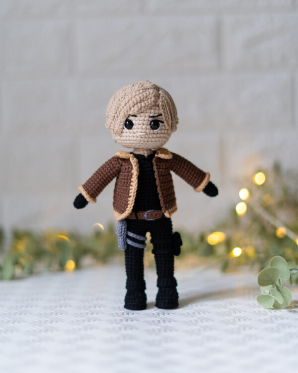 Leon Kennedy Crochet Doll – 19 cm