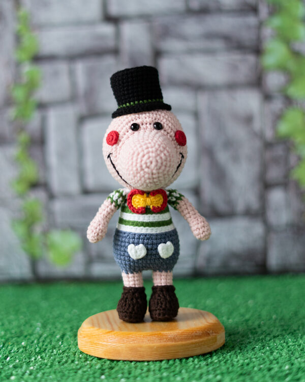 Handmade Crochet Pig Clown Doll – Cute Amigurumi Circus Plush (18 cm)