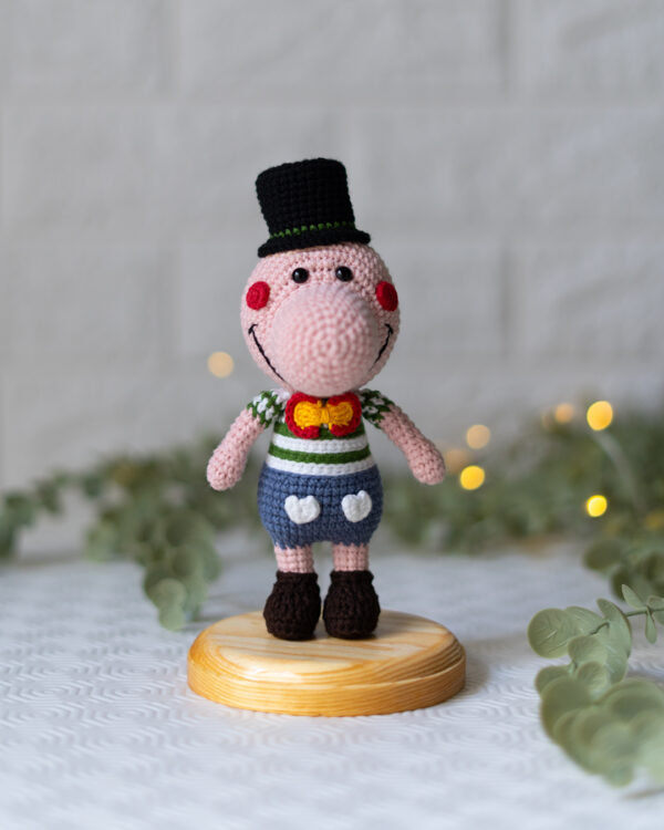 Handmade Crochet Pig Clown Doll – Cute Amigurumi Circus Plush (18 cm)