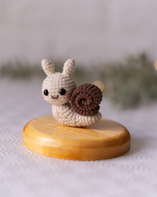 Snail Crochet Keychain – 6.5 cm Tall