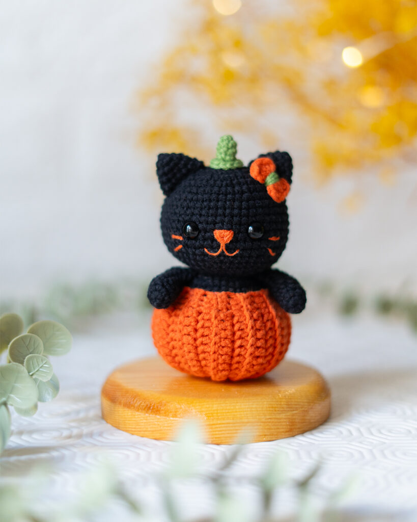 Halloween Black Cat Crochet Doll – 11cm Pumpkin Cat – Handmade Amigurumi Decoration