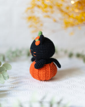 Halloween Black Cat Crochet Doll – 11cm Pumpkin Cat – Handmade Amigurumi Decoration