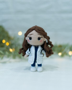 Doctor Crochet Doll Keychain – Handmade 15cm Medical Amigurumi – Nurse/Doctor Gift