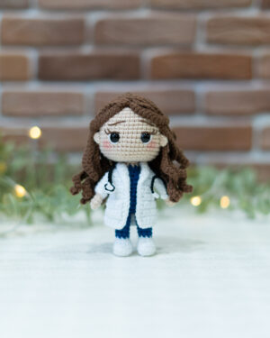 Doctor Crochet Doll Keychain – Handmade 15cm Medical Amigurumi – Nurse/Doctor Gift